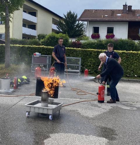 Wie bediene ich einen Feuerlöscher - auch das kann man Üben