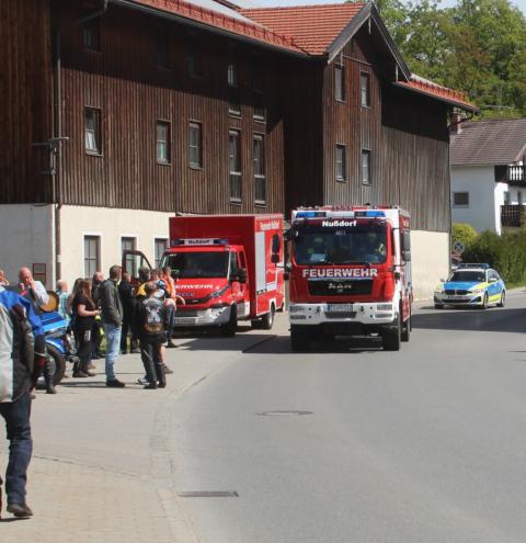 Alarmfahrt von Florian Nußdorf 40/1 zum Einsatz - vorbei am Motorradtreffen in Sondermoning, dort eine weitere Mannschaft zur Sicherheitsabstellung im Einsatz.