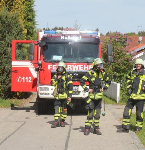 Ein Atemschutztrupp der Feuerwehr Nußdorf auf Bereitschaft