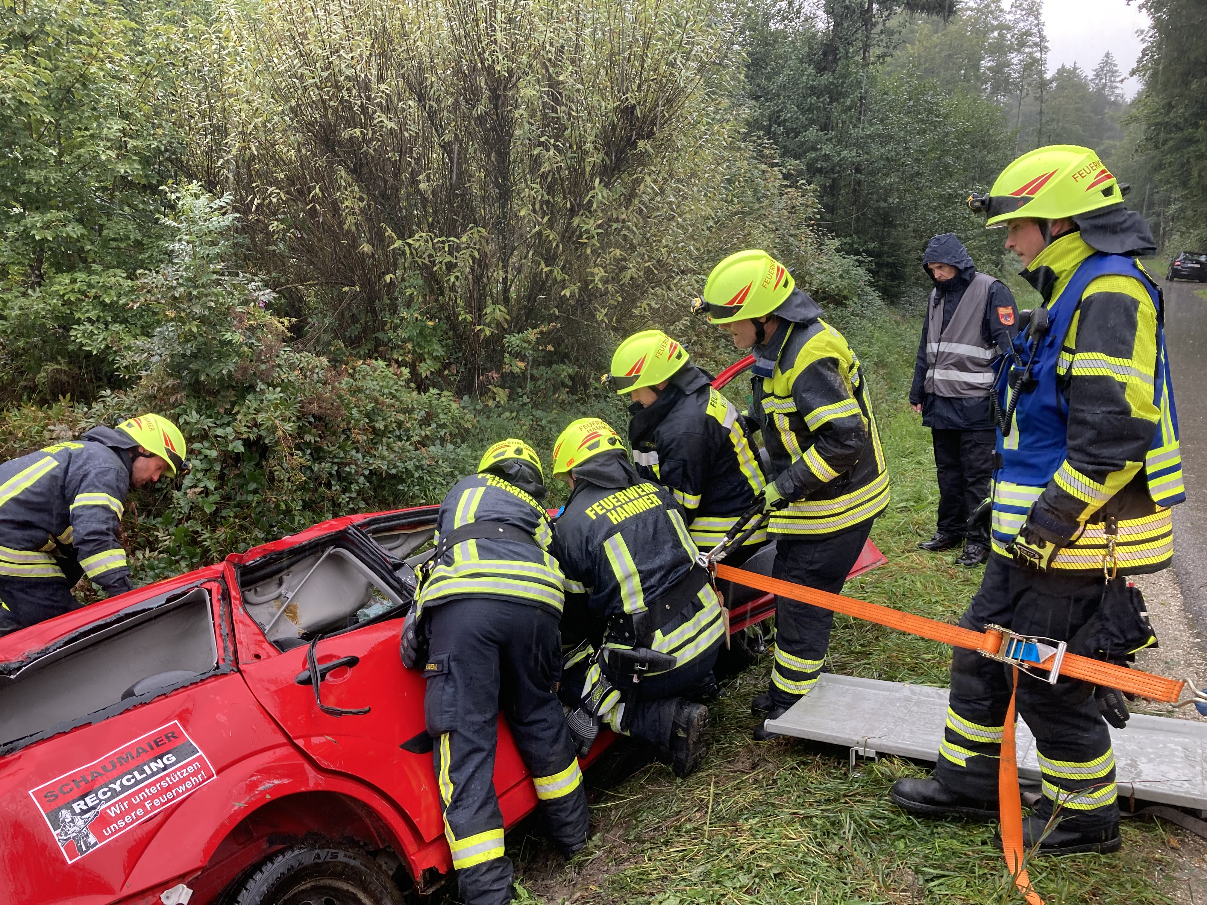 Rund 200 Einsatzkräfte von Feuerwehren, Hilfs- und Rettungsdiensten übten an acht nachgestellten Notfallstationen die Zusammenarbeit, um im Ernstfall noch effektiver helfen zu können.