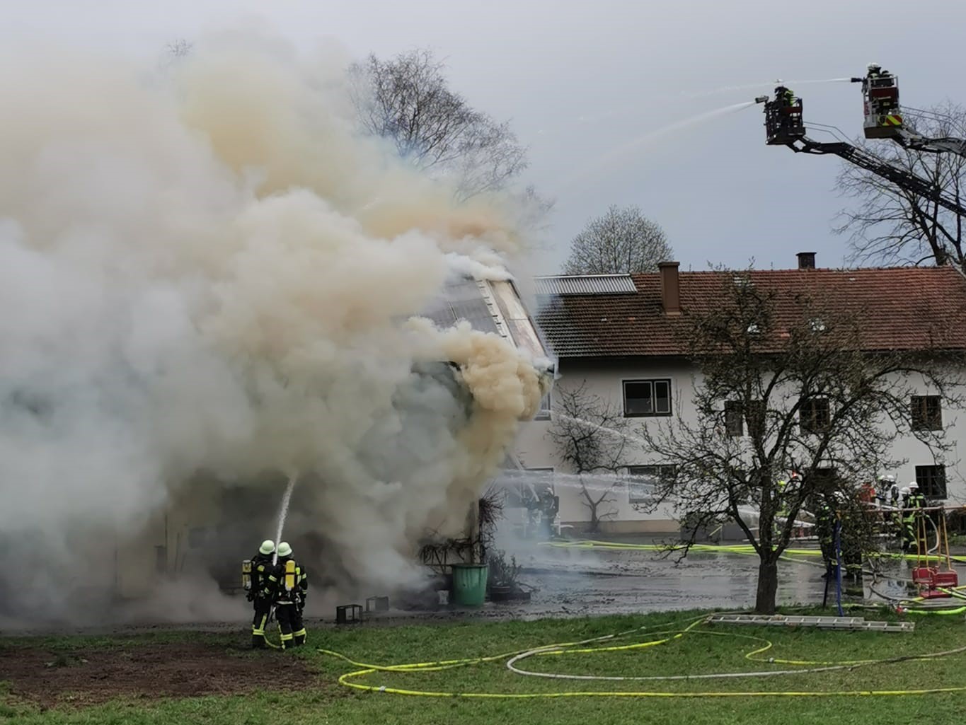 Ein Raub der Flammen wurde das Betriebsgebäude einer Schreinerei in Seeon bei einem Großbrand am Freitagvormittag, 31. März 2023.