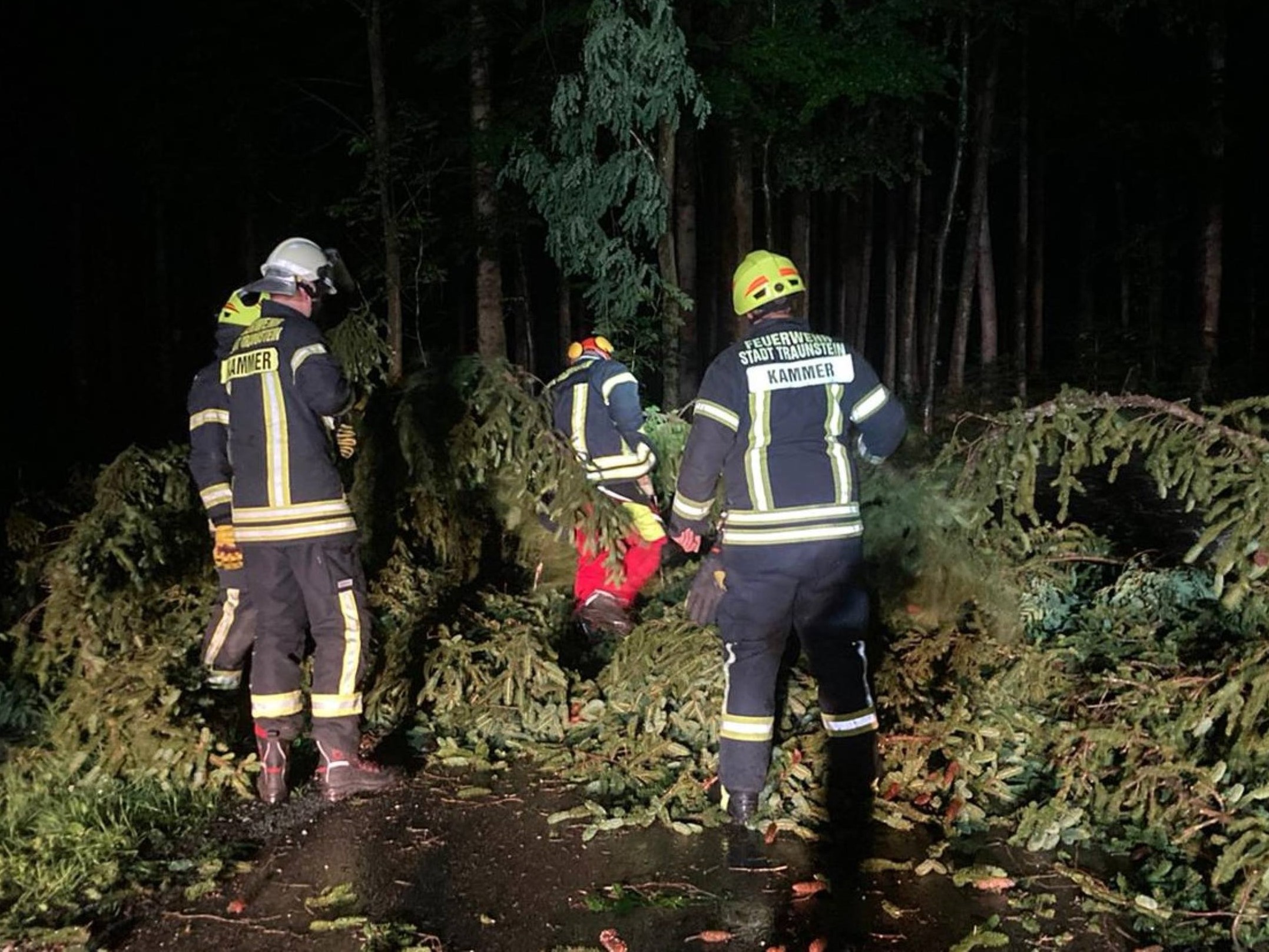Nach Unwetter arbeitsreiche Nacht für die Floriansjünger im Landkreis Traunstein. Über 250 Einsätze waren zu bewältigenr
