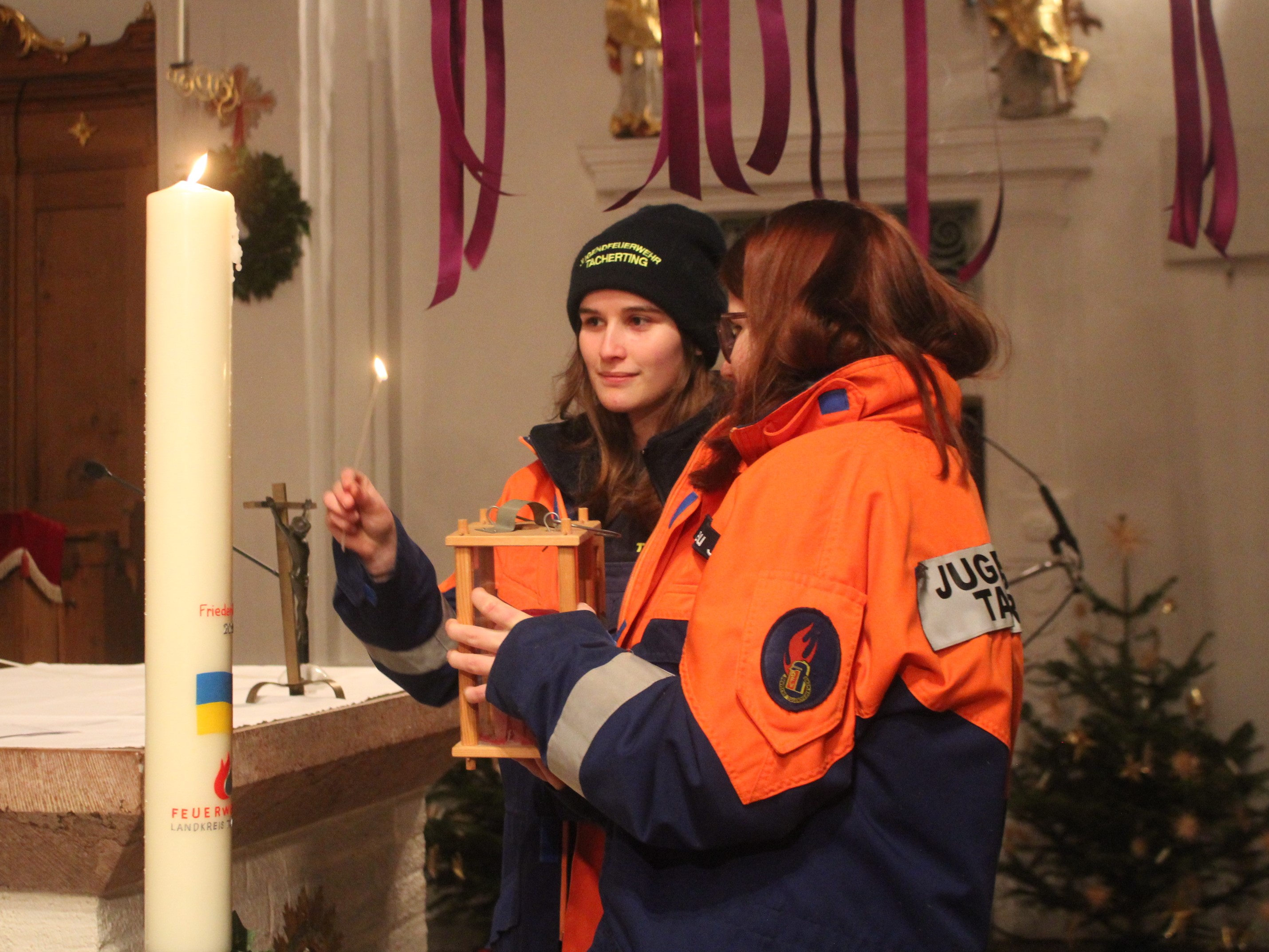 Das Friedenslicht aus Bethlehem, wird bei einer Feierstunde am Freitag, 22. Dezember um 18 Uhr in Tittmoning in der weihnachtlichen Stiftskirche St. Laurentius von der Jungfeuerwehr aus dem Bezirk Braunau an die Jugendfeuerwehren im Landkreis Traunstein überreicht. Dabei wird auch in diesem Jahr wieder die Friedenslichtkerze des Kreisfeuerwehrverbandes entzündet.  