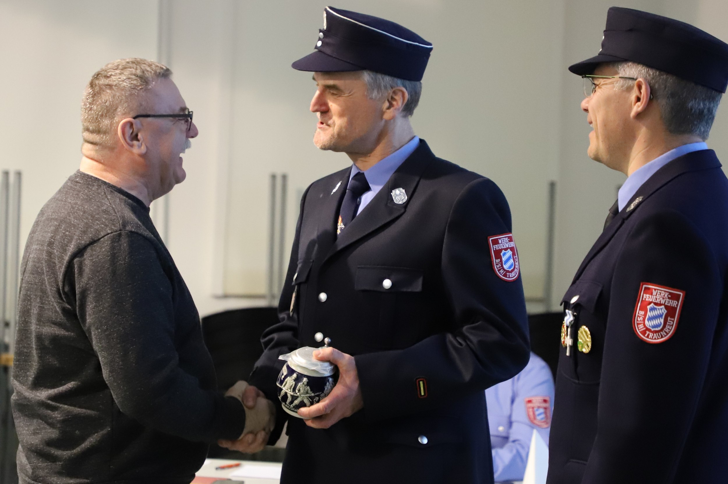 23 Jahre engagierte sich Stanislaus Prokop in der Werkfeuerwehr B/S/H Traunreut eher er nun mit dem Eintritt in die Altersrente ausscheiden musste. Als Zeichen des Dankes und der Anerkennung überreichten ihm Albert Rieder in seiner Funktion als Leiter der Werkfeuerwehr sowie Zugführer Andreas Kirschner (rechts) ein „Werkfeuerwehrkrügel“ und die entsprechende Urkunde.