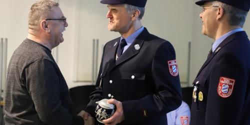 23 Jahre engagierte sich Stanislaus Prokop in der Werkfeuerwehr B/S/H Traunreut eher er nun mit dem Eintritt in die Altersrente ausscheiden musste. Als Zeichen des Dankes und der Anerkennung überreichten ihm Albert Rieder in seiner Funktion als Leiter der Werkfeuerwehr sowie Zugführer Andreas Kirschner (rechts) ein „Werkfeuerwehrkrügel“ und die entsprechende Urkunde.