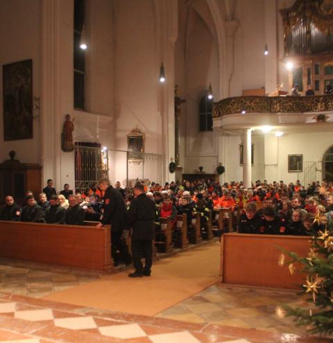 Mehrere Hundert Feuerwehrangehörige kamen zur Feierstunde in die Tittmoninger Stiftskirche