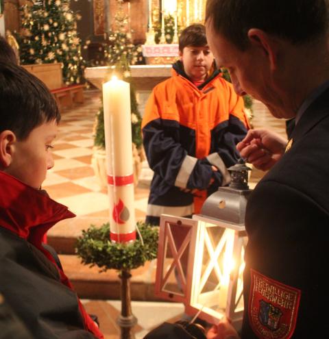 An Christof Grundner, Kreisbrandrat, wurde das Friedenslicht von Jugendfeuerwehrlern aus dem Bezirk Braunau überbracht 