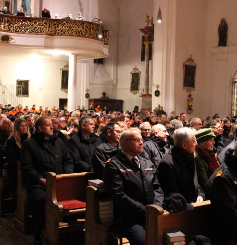 Die Stiftskirche St. Laurentius in Tittmoning war bis auf den letzten Platz gefüllt.