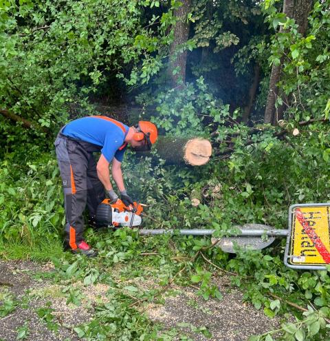 25 Einsatzstellen arbeitete die Feuerwehr Siegsdorf ab, meist ging es mit der Motorsäge ans Werk um umgestürzte Bäume zu beseitigen, die Straßen blockierten.