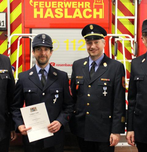 Der Haslacher Feuerwehrmann Josef Wernberger leistet seit 25 Jahren aktiven Feuerwehrdienst und erhielt hierzu aus den Händen von Kreisbrandinspektor Martin Schupfner (Dritter von links) das „Bayerische Feuerwehr Ehrenzeichen in Silber“ überreicht. Die beiden Kommandanten Klaus Kropp (links) und Stefan Breitling zählten zu den ersten Gratulanten (rechts).