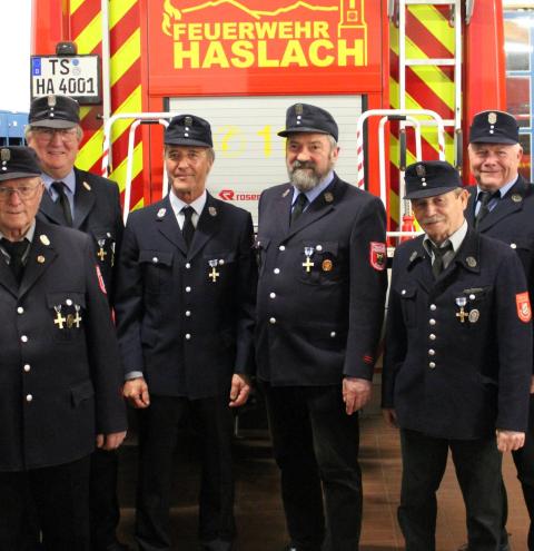 Für ihre jahrzehntelange Verbundenheit zur Feuerwehr Haslach wurden mehrere Mitglieder mit Ehrungen gewürdigt. Von links nach rechts Vorstand Ferdinand Wernberger, Johann Schützinger (60 Jahre), Martin Thullner, Josef Wernberger sen., Rupert Geistanger, Josef Hinterschnaiter, das neue Ehrenmitglied Siegfried Hinterschnaiter (alle 50 Jahre), Zweiter Vorstand Michael Schier.