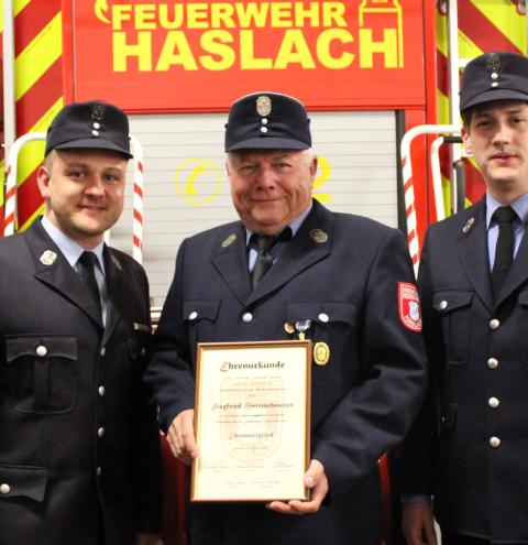 Für sein „Lebenswerk Feuerwehr“ wurde Siegfried Hinterschnaiter in der Jahreshauptversammlung der Feuerwehr Haslach durch den Vorstand Ferdinand Wernberger (links) und dessen Stellvertreter Michael Schier zum Ehrenmitglied ernannt.