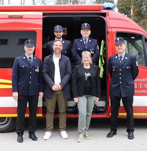 Die Führungsmannschaft der Werkfeuerwehr B/S/H zusammen mit der der Standortleiterin Susanne Trojer und dem Siteco-Geschäftsführer Andreas Frank. Links vorne Zugführer Andreas Kirschner, (hintere Reihe) Zugführer Sebastian Kiefersbeck und Zugführer Andreas Burghartswieser sowie der Leiter der Werkfeuerwehr Albert Rieder (rechts).